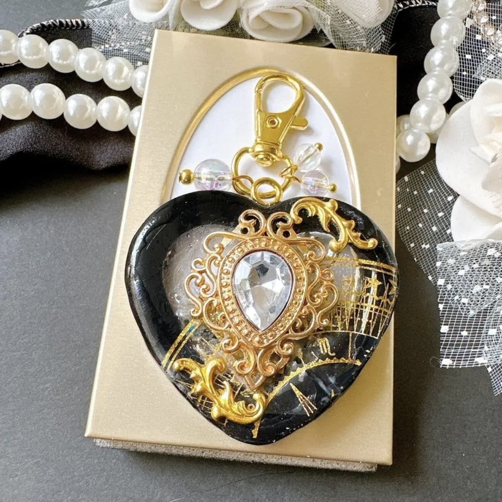 漆黒の女神バージョン 女神の舞踏会– Bal de Déesse – オイル入りシェイカー シャカシャカキーホルダー