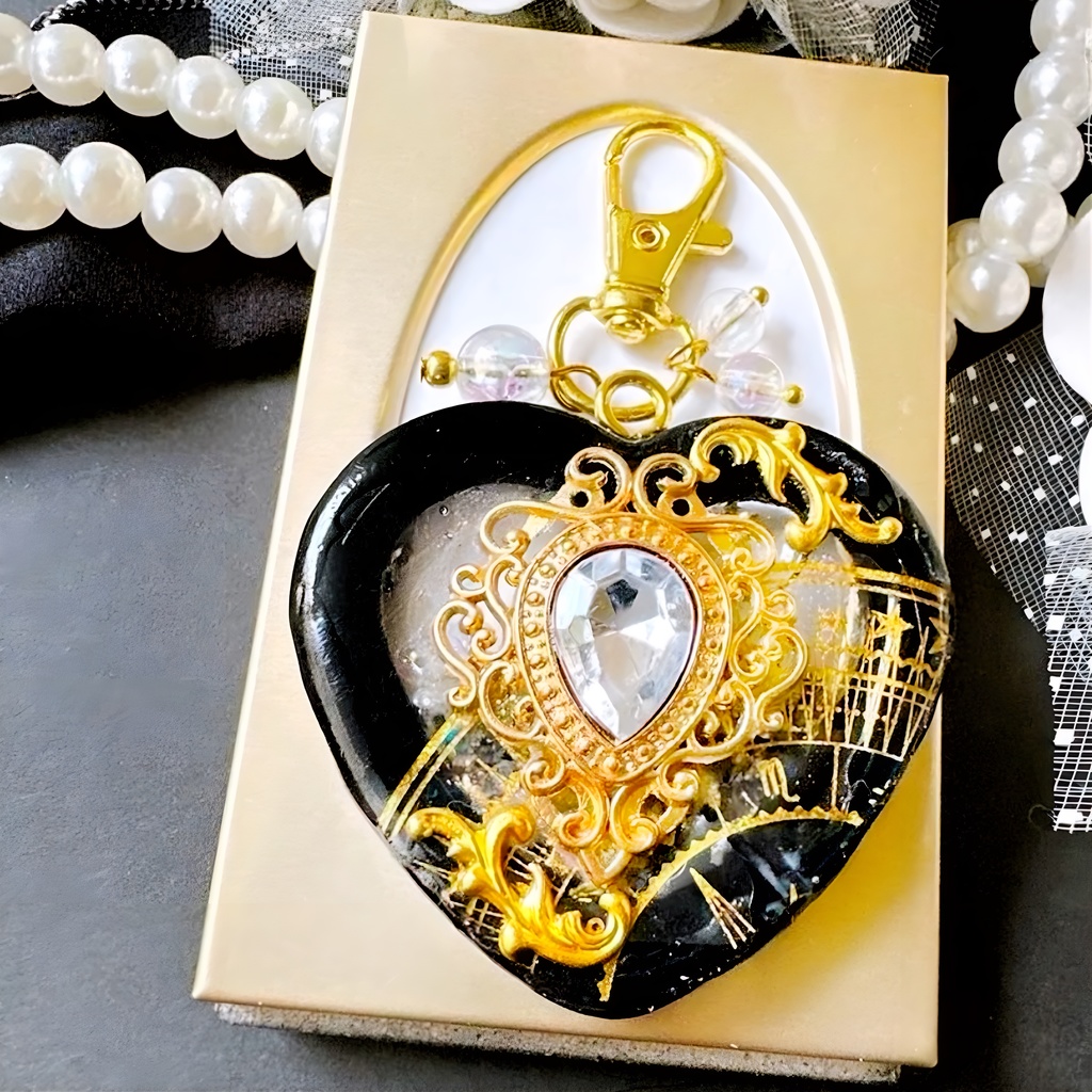 優雅な漆黒の輝き 女神の舞踏会– Bal de Déesse – オイル入りシェイカー シャカシャカキーホルダー