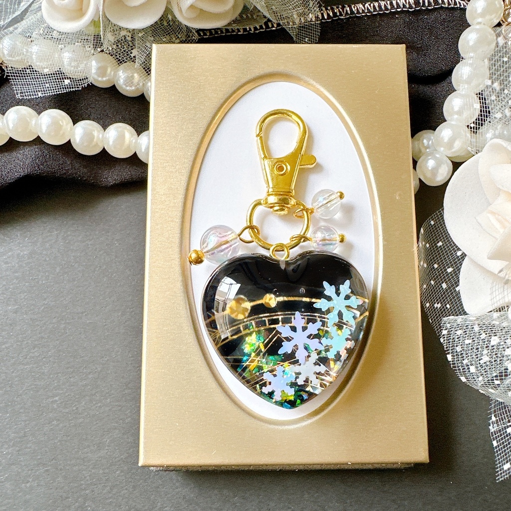 ブラック 雪の魔法 - La Magie Blanche- キラキラ ぷっくりハート レジンキーホルダー バックチャーム ネックレス