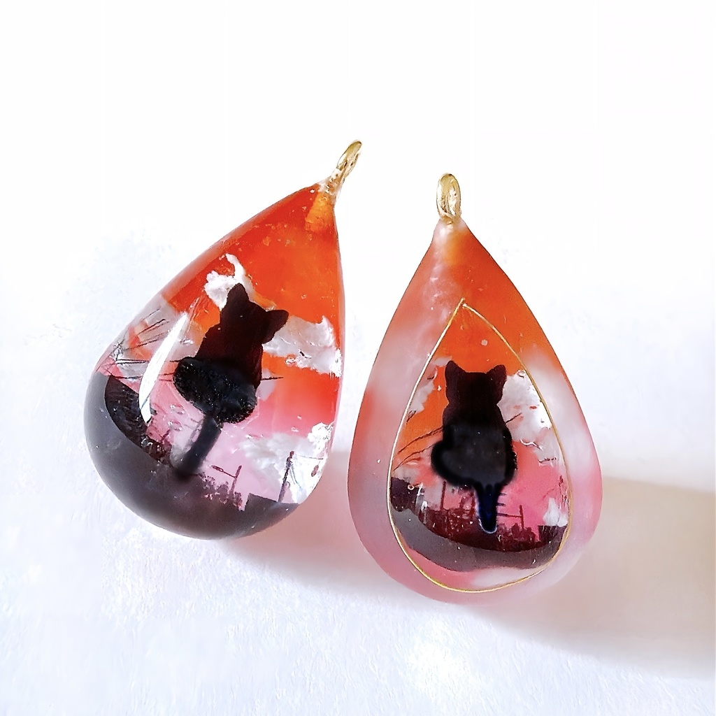 【 夕焼けver.】小さな街の風景 ネコさん 雲レジン クリアしずく/小窓しずく ネックレス キーホルダー バックチャーム 受注制作 【2サイズ】