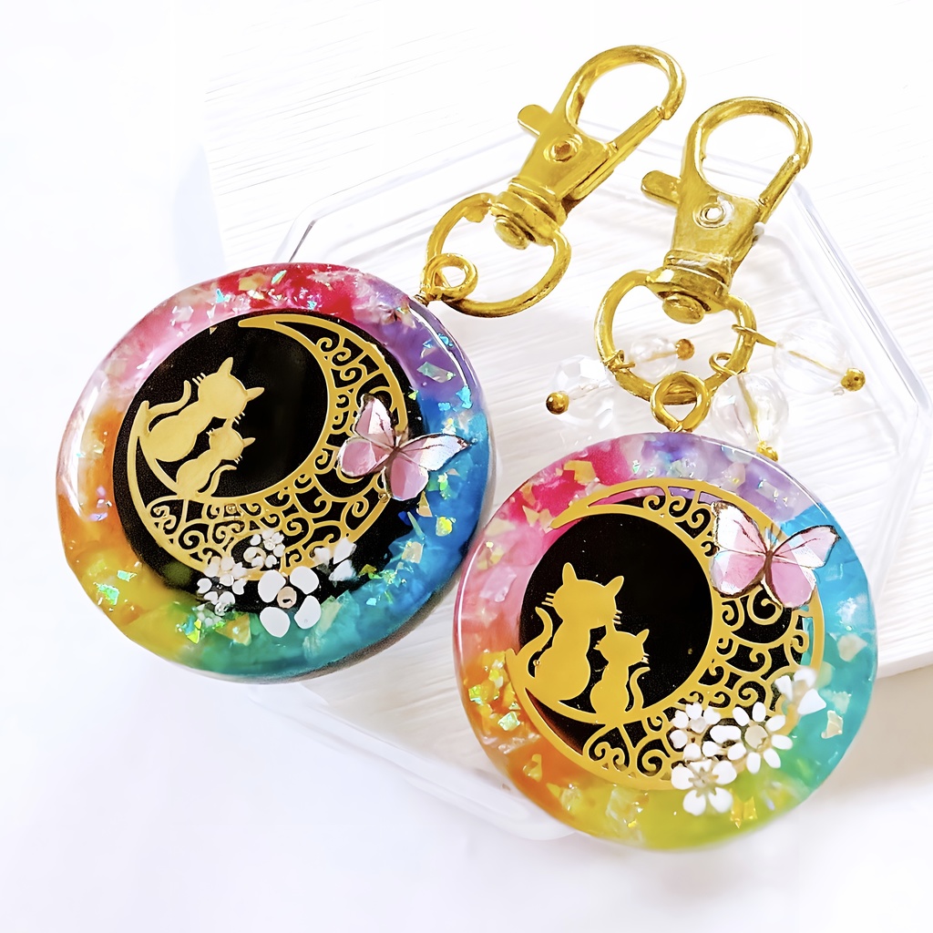 三日月に寄り添う恋ネコ 虹色 オルゴナイト ネックレス キーホルダー バックチャーム 受注制作 【2サイズ】