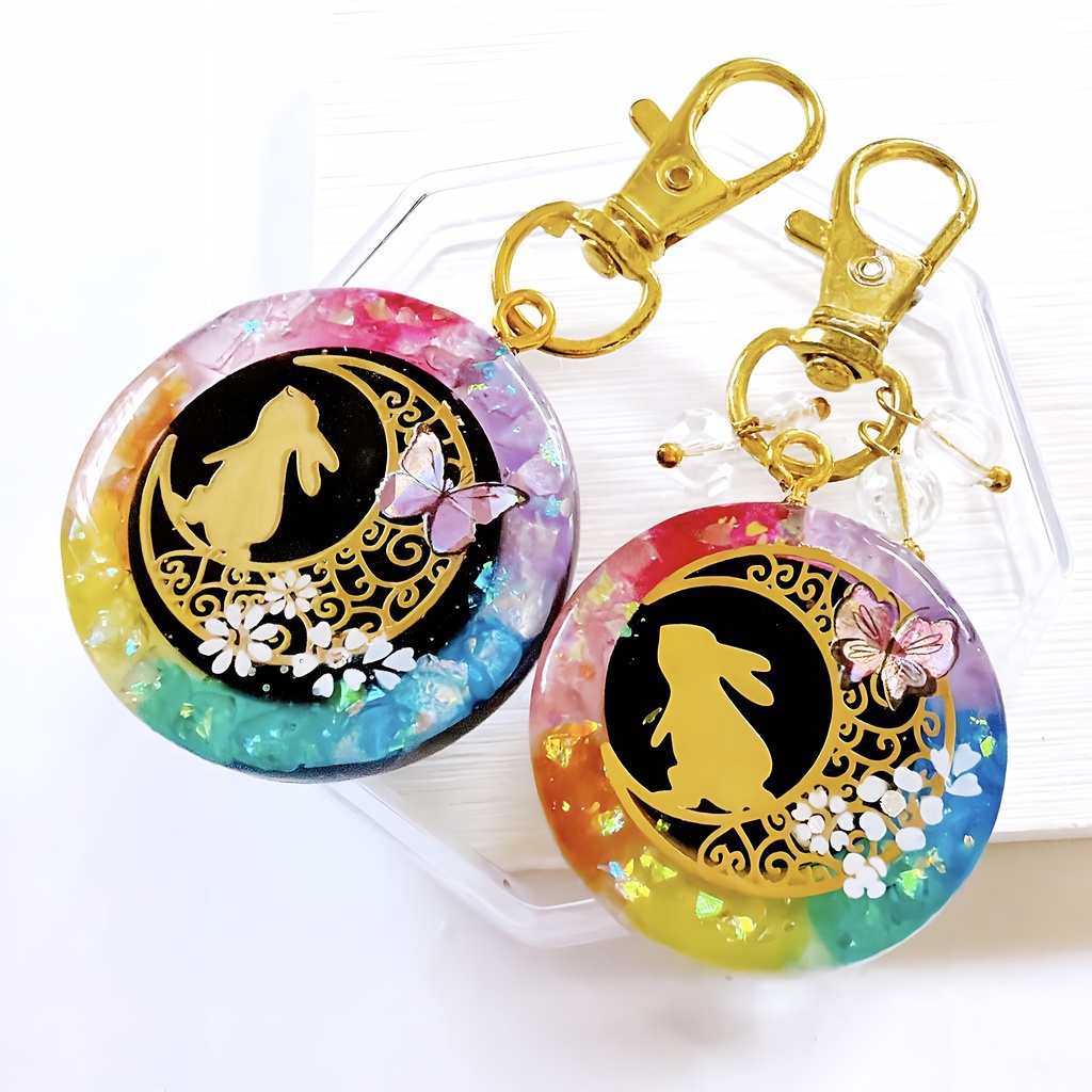 うさぎさんと三日月 虹色 オルゴナイト ネックレス キーホルダー バックチャーム 受注制作 【2サイズ】