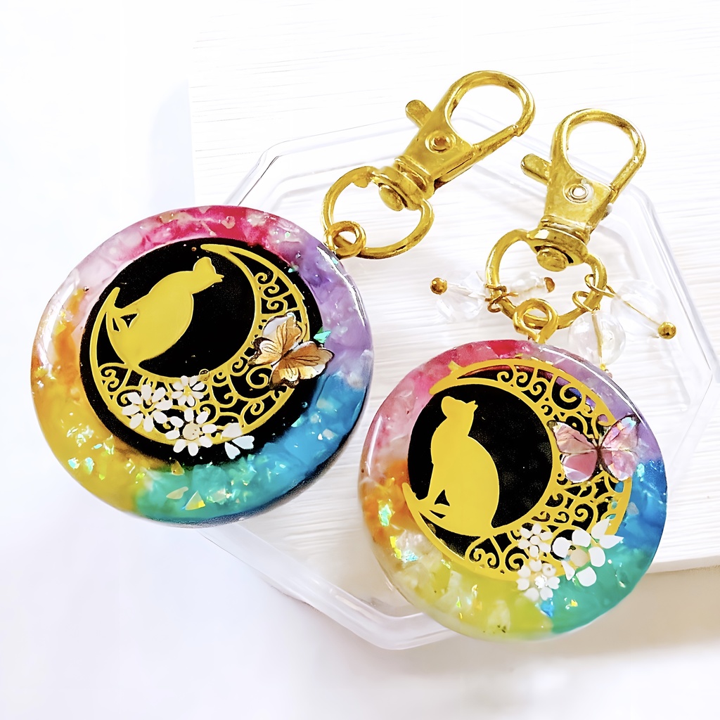 哀愁のネコさんと三日月 虹色 オルゴナイト ネックレス キーホルダー バックチャーム 受注制作 【2サイズ】