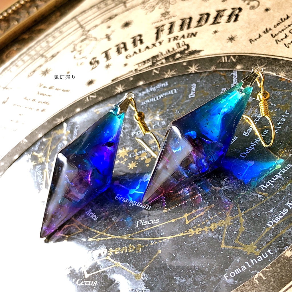 ダーク魔法使いの耳飾り。 ガラスのようなペンデュラム ピアス イヤリング