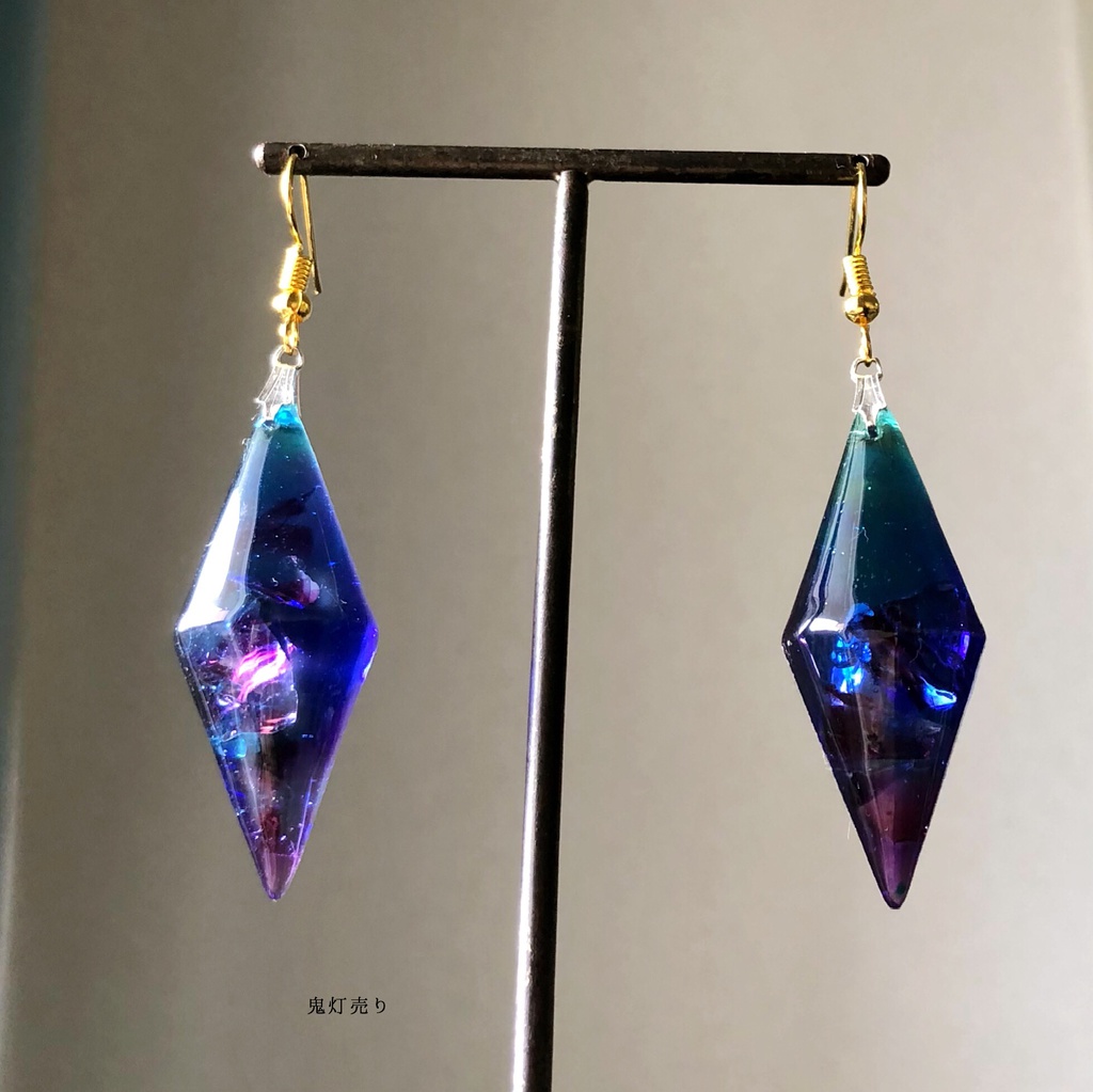 ダーク魔法使いの耳飾り。 ガラスのようなペンデュラム ピアス イヤリング