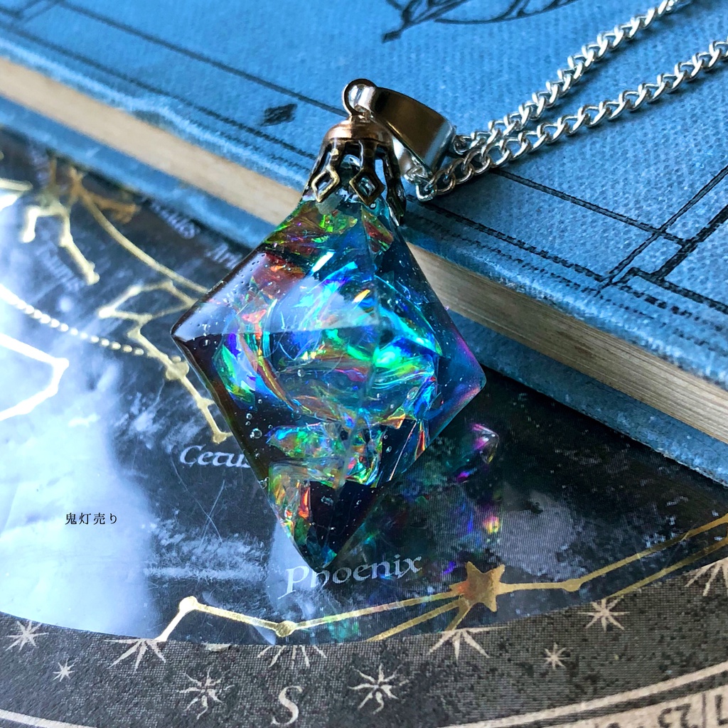 魔法使いから貰ったブラックホールネックレス 八面体 フローライト宇宙レジンネックレス ブラックオパール調