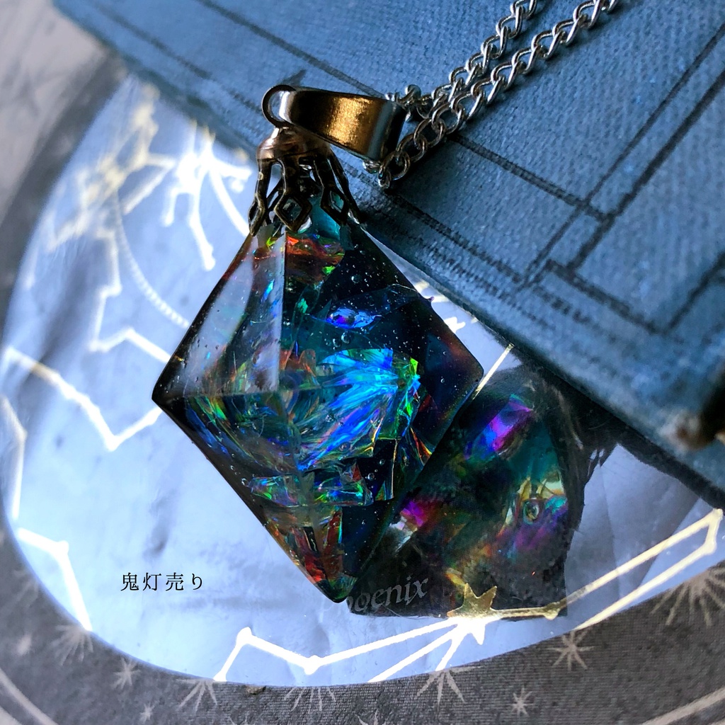 魔法使いから貰ったブラックホールネックレス 八面体 フローライト宇宙レジンネックレス ブラックオパール調