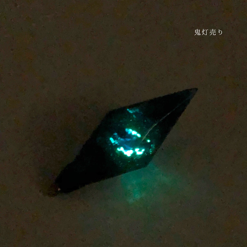 ダーク魔法使いのネックレス。 ガラスのような蓄光するペンデュラムレジン シャンデリアシンプルネックレス