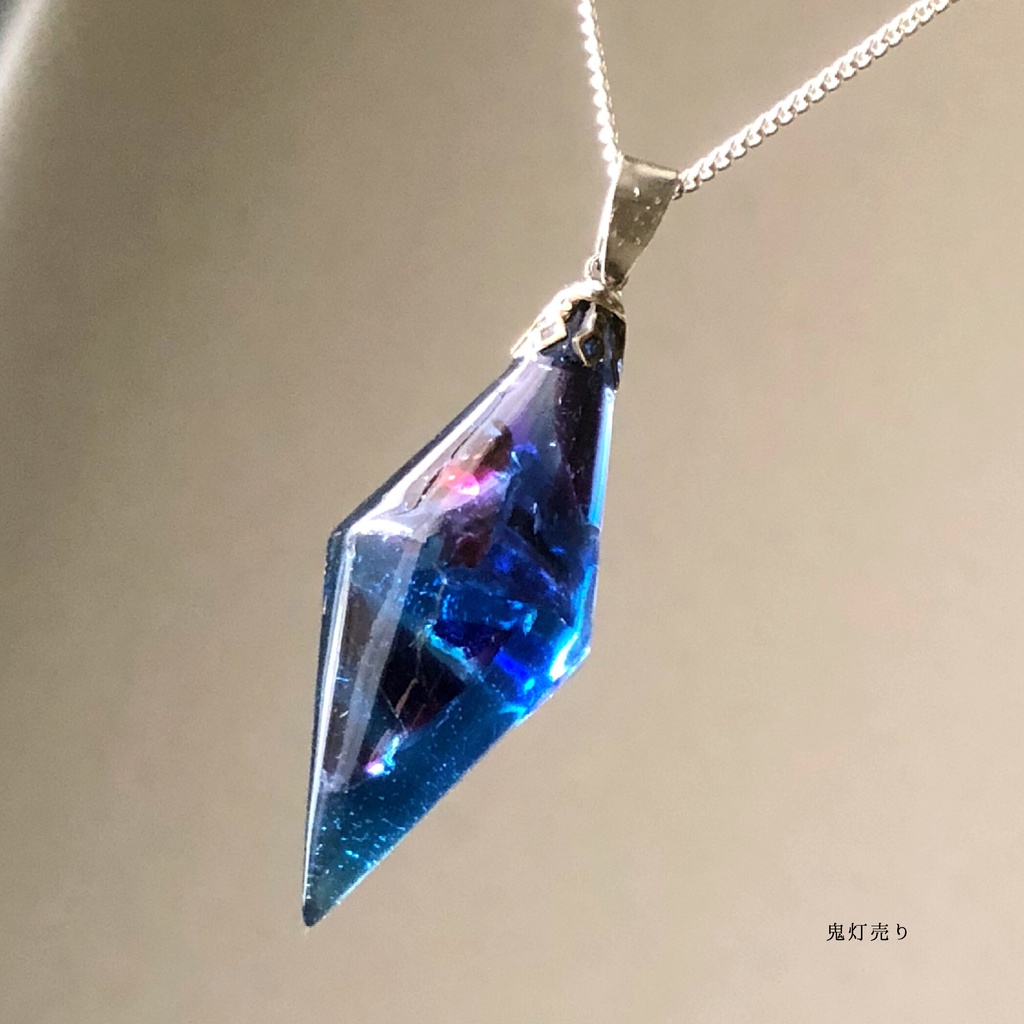 ダーク魔法使いのネックレス。 ガラスのような蓄光するペンデュラムレジン シャンデリアシンプルネックレス