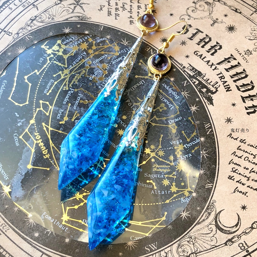 氷の国の魔法杖。 ガラスのような当店限定オリジナルペンデュラム シャンデリア 雫 色変化球体付きピアス イヤリング