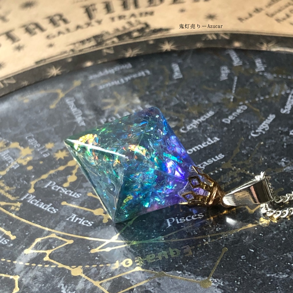 虹色を閉じ込めた鉱石。 宝石、ガラスのようなアイリス、オーロラ、シャボン玉 フローライト、八面体レジンの魔法のようなネックレス