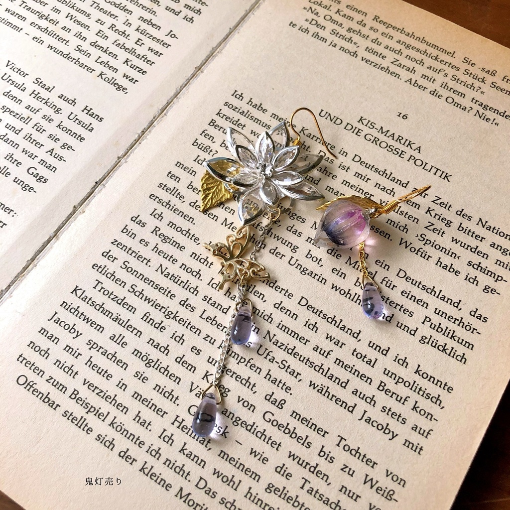 雨に濡れれば 色変化雫付き レジン鬼灯と蓮 ピアス イヤリング