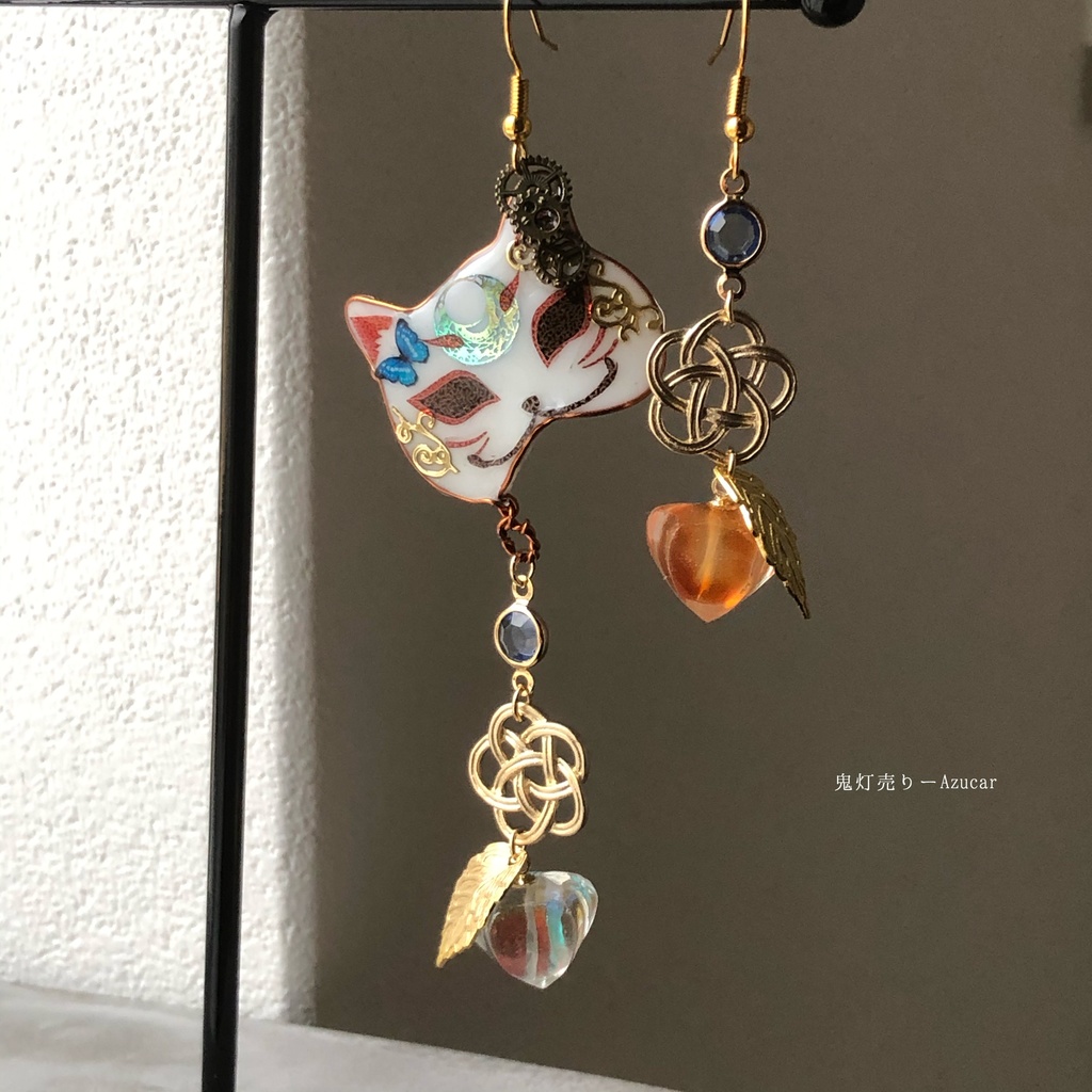 春の猫面と鬼灯とモルフォ蝶　和ゴス　レジン鉱物　ピアス　イヤリング 猫面と鬼灯とモルフォ蝶 レジン鬼灯 鉱石 和ゴス ピアス イヤリング