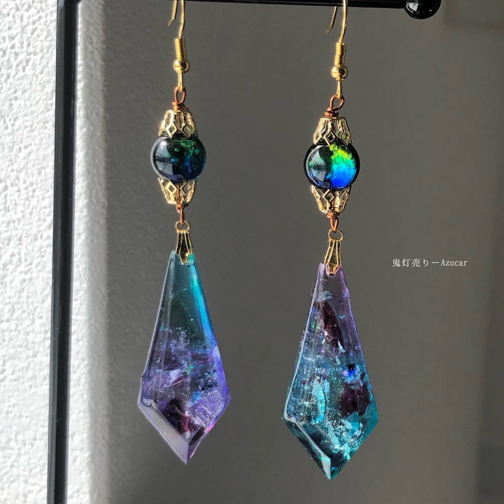 翠と紫のステンドグラス ガラスのような琉球ガラス封入ペンデュラム 魔法のようなピアス イヤリング 蛍ガラス付き - azucar - BOOTH