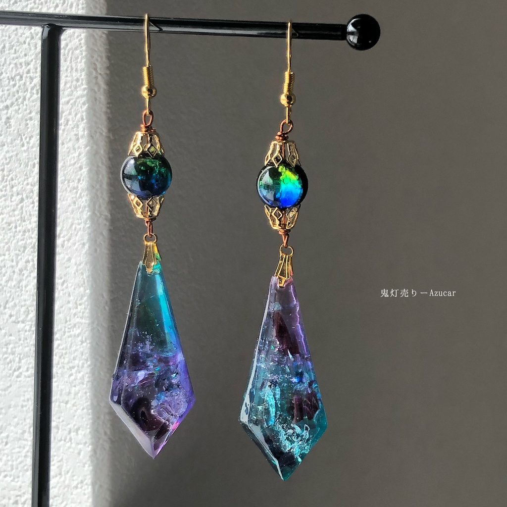 翠と紫のステンドグラス ガラスのような琉球ガラス封入ペンデュラム 魔法のようなピアス イヤリング 蛍ガラス付き