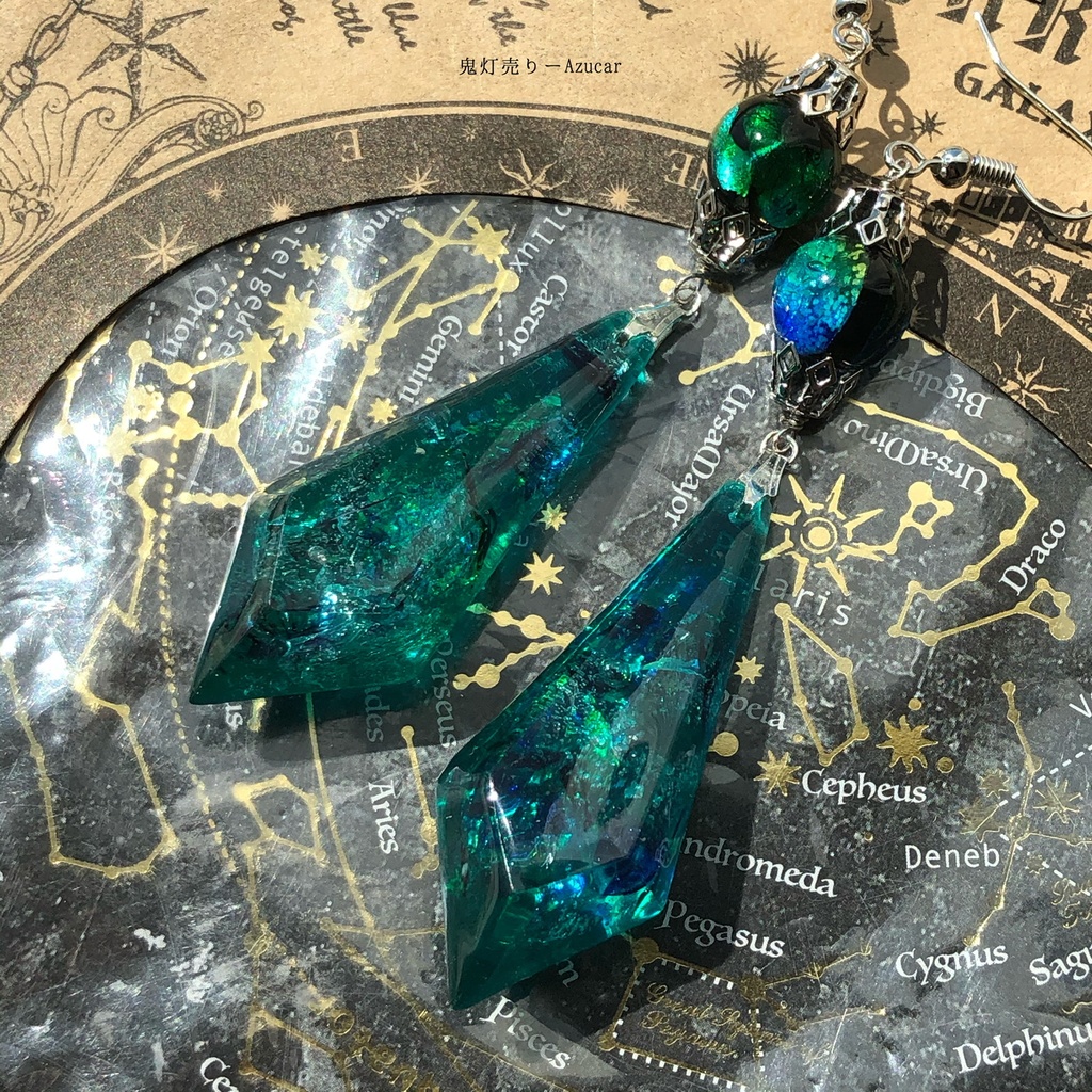 翠色の世界。 ステンドグラスのようなエメラルド ペンデュラム レジン鉱物 蛍ガラス ピアス イヤリング 琉球ガラス封入