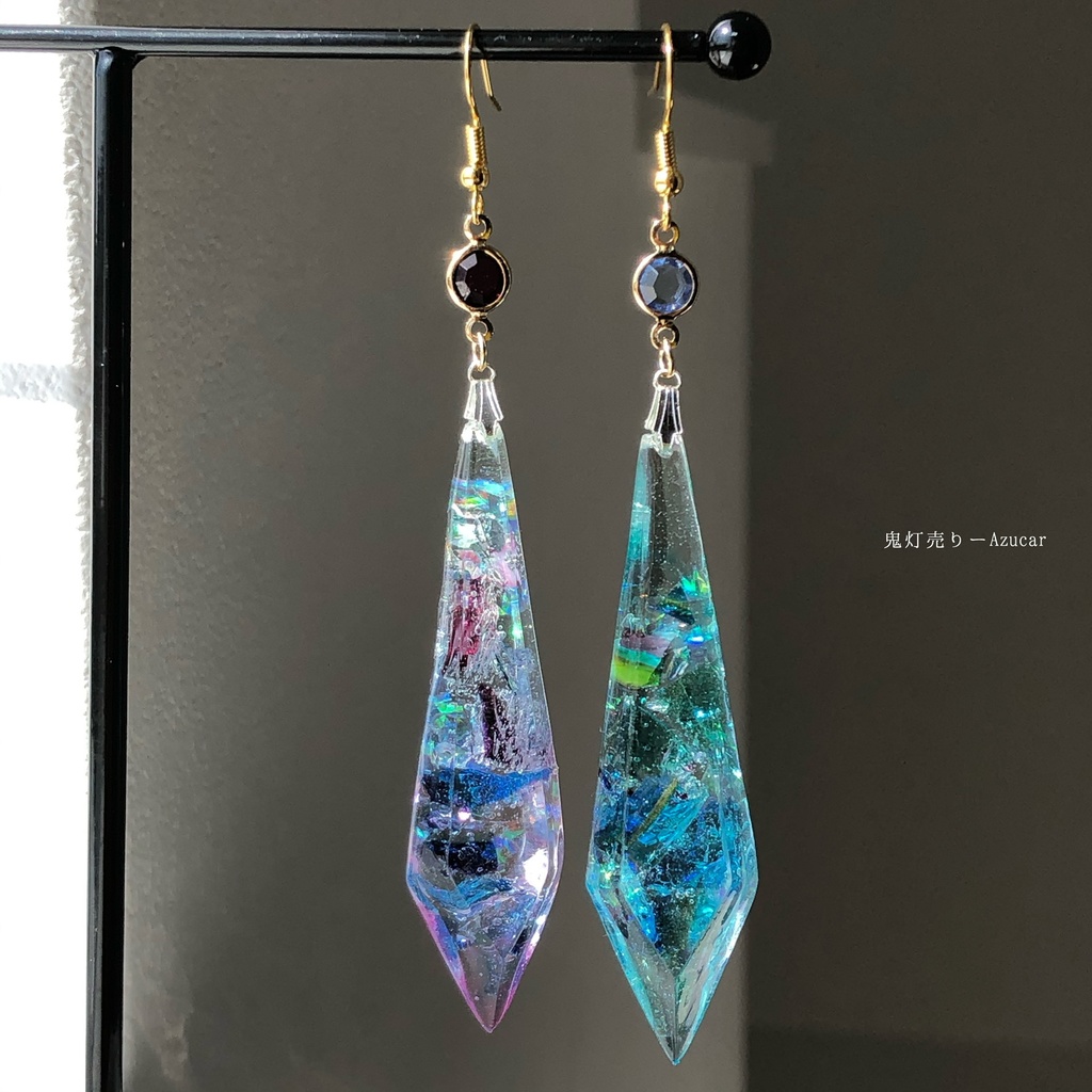 風が吹く世界。 ステンドグラスのようなペンデュラム ピアス イヤリング