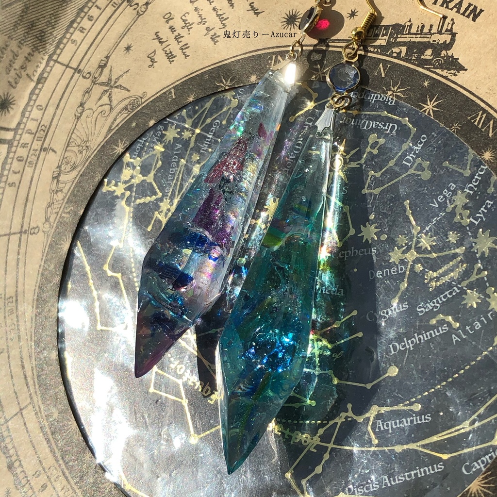 風が吹く世界。 ステンドグラスのようなペンデュラム ピアス イヤリング