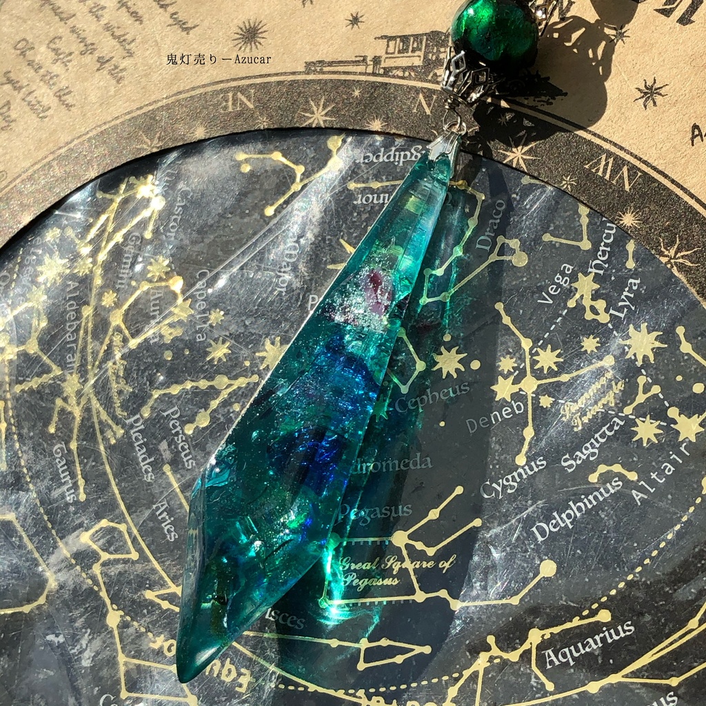 エメラルドのステンドグラス ガラスのようなペンデュラム レジン鉱物 蛍ガラス ネックレス