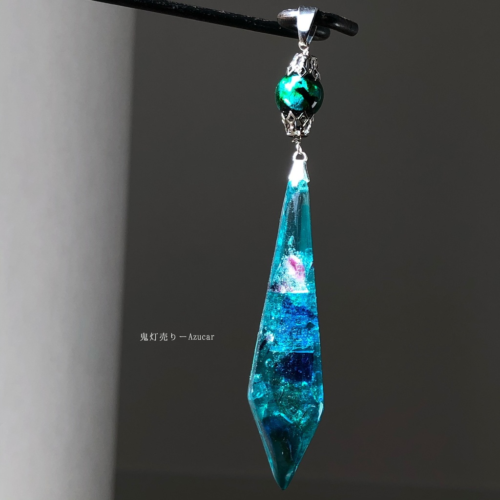 エメラルドのステンドグラス ガラスのようなペンデュラム レジン鉱物 蛍ガラス ネックレス