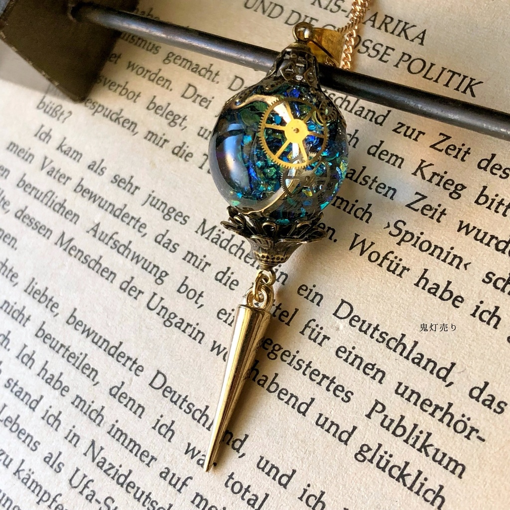 僕は親指で月の光を隠した。 三日月 歯車 アンティーク ランタン スチームパンク ネックレス