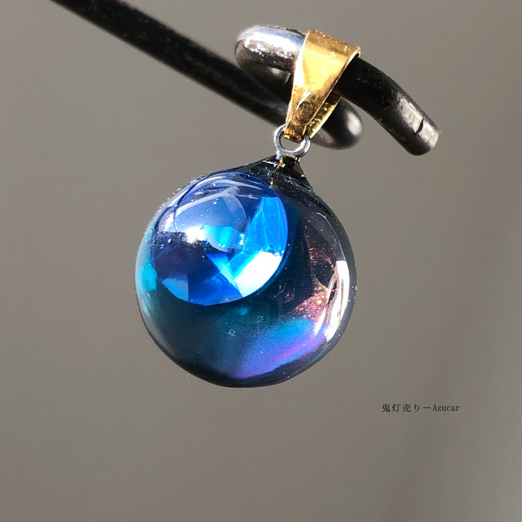 彗星と三日月 見る角度で色変化 シンプル 球体 宇宙レジン ネックレス