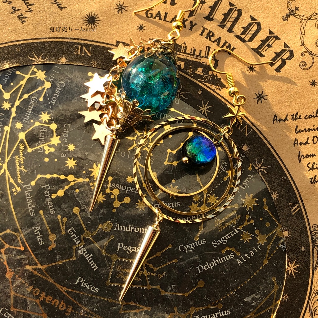 魔法使いの星屑天球儀とペンデュラム 星屑チェーン 蓄光蛍ガラス ピアス イヤリング