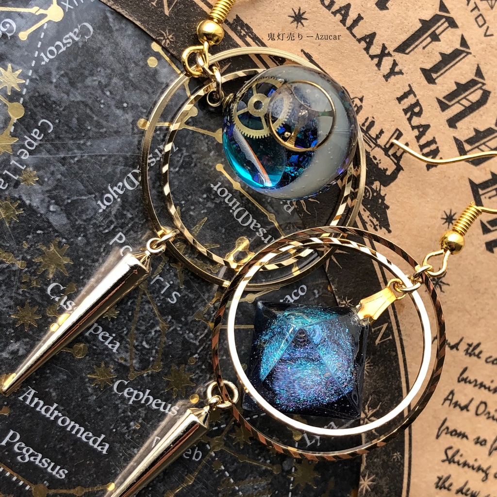 三日月と宝石の国の夜 蓄光三日月 天球儀 八面体 フローライト 宇宙レジン アシンメトリーピアス イヤリング