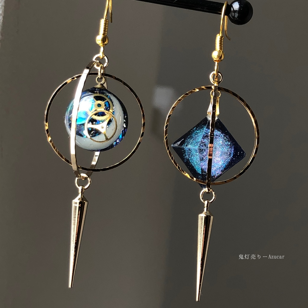 三日月と宝石の国の夜 蓄光三日月 天球儀 八面体 フローライト 宇宙レジン アシンメトリーピアス イヤリング