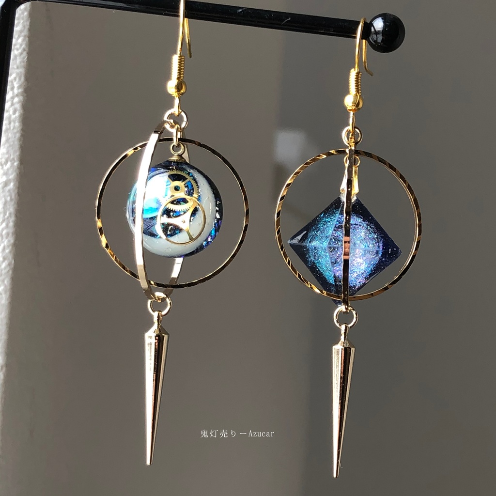 三日月と宝石の国の夜 蓄光三日月 天球儀 八面体 フローライト 宇宙レジン アシンメトリーピアス イヤリング