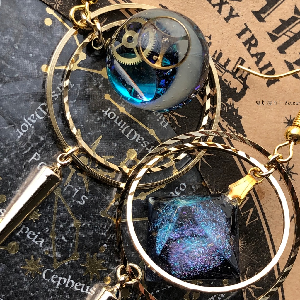 三日月と宝石の国の夜 蓄光三日月 天球儀 八面体 フローライト 宇宙レジン アシンメトリーピアス イヤリング
