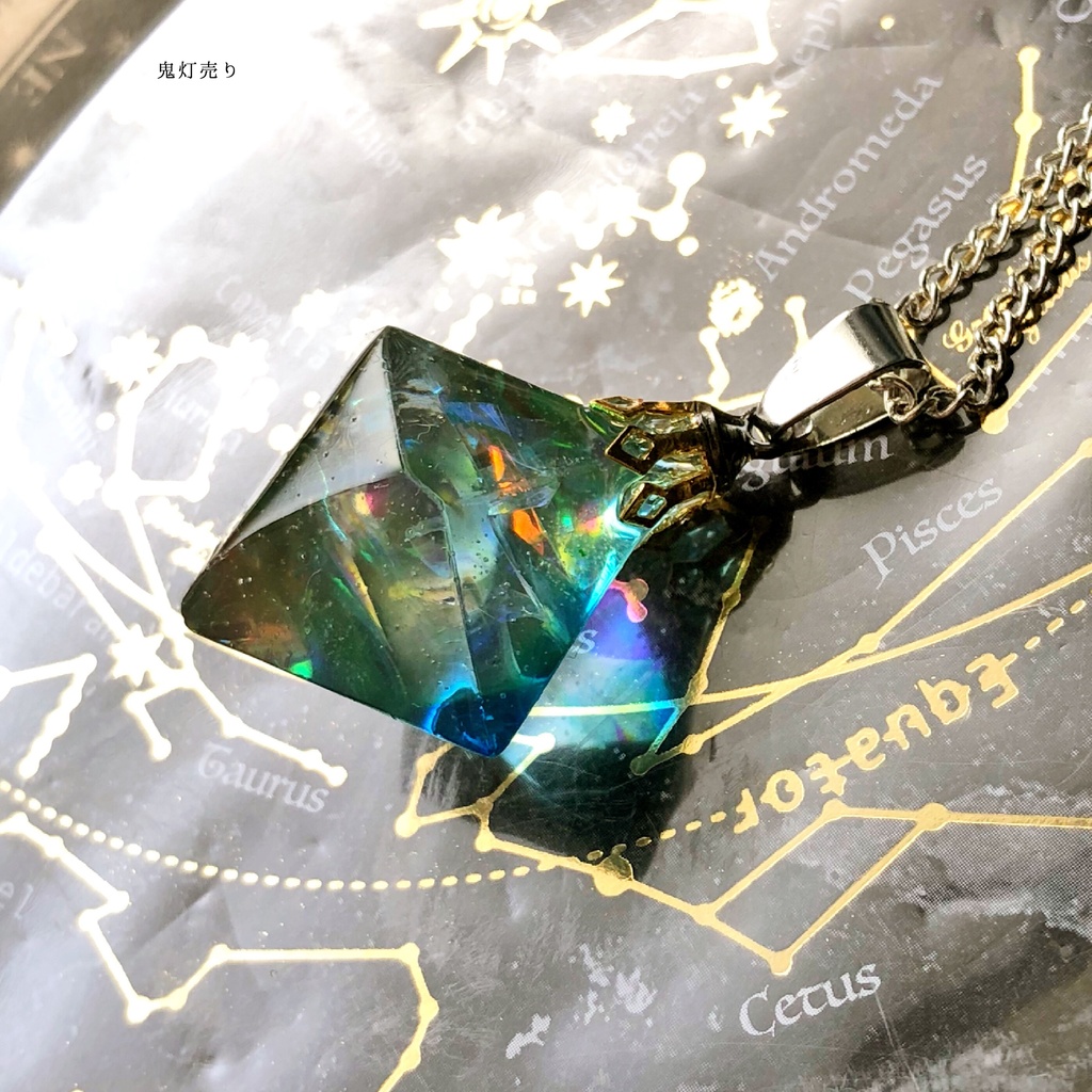 夢の虹色鉱石 シャボン玉のようなオーロラシンプルな ネックレス 鉱物レジン 鉱石レジン