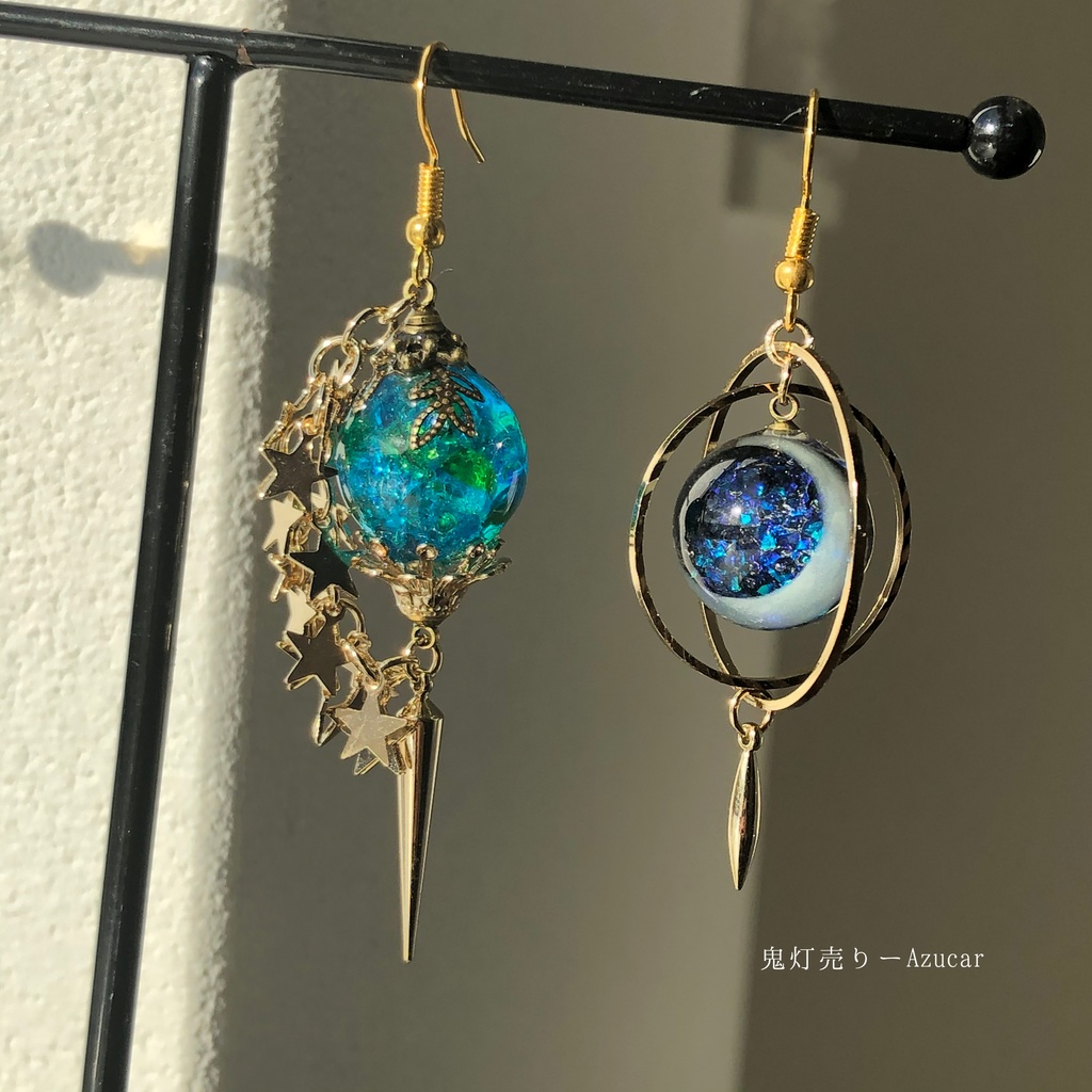 星屑流れる三日月の夜 オルゴナイト 天球儀と星屑チェーンランタン アシンメトリーピアス イヤリング