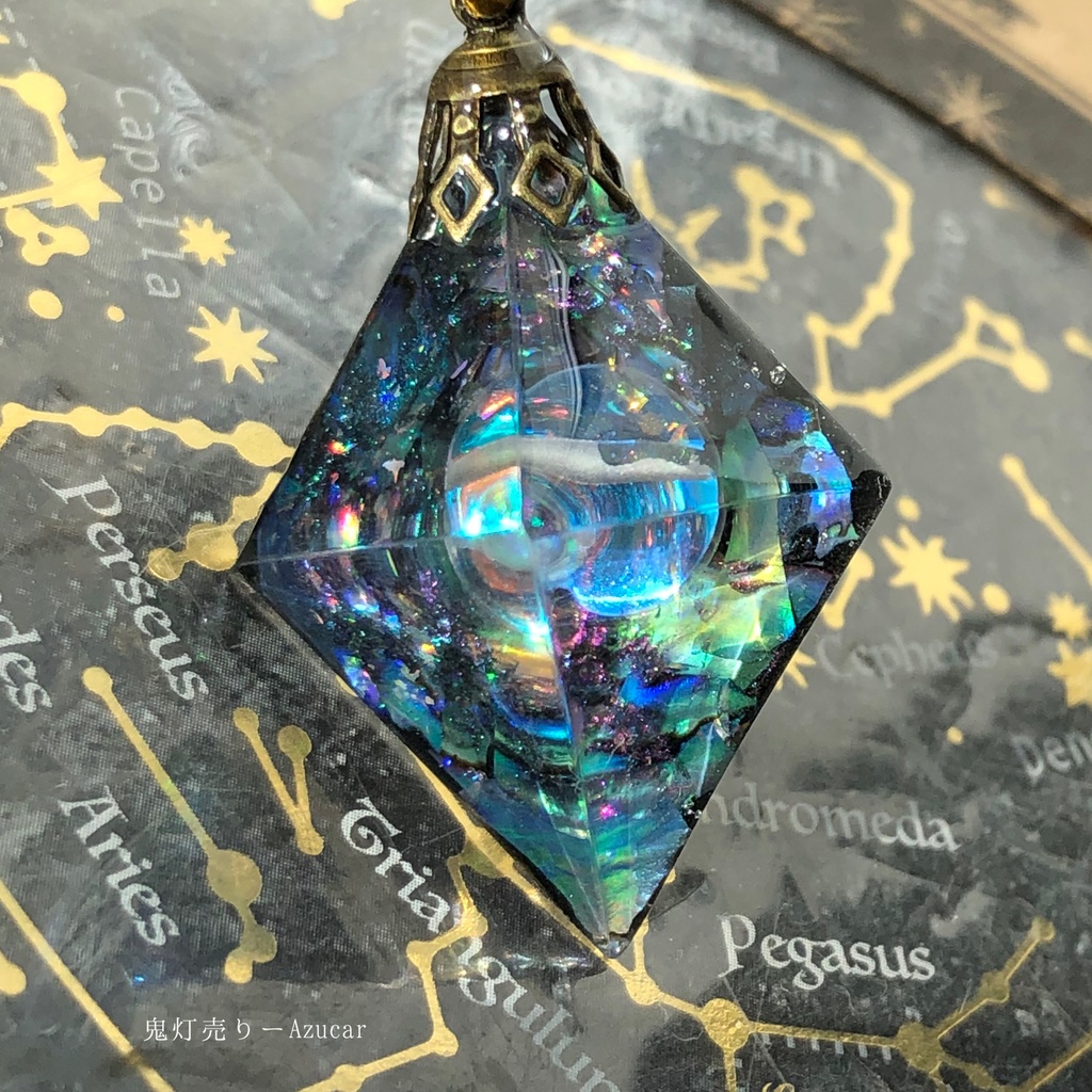 月の涙を集めて。 オルゴナイト 8面体 フローライト 宇宙レジンネックレス