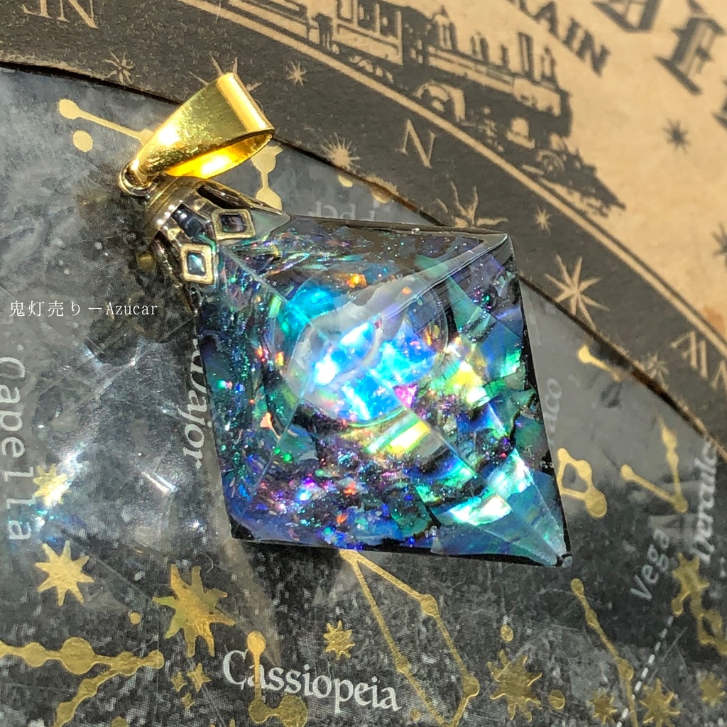 月の涙を集めて。 オルゴナイト 8面体 フローライト 宇宙レジンネックレス