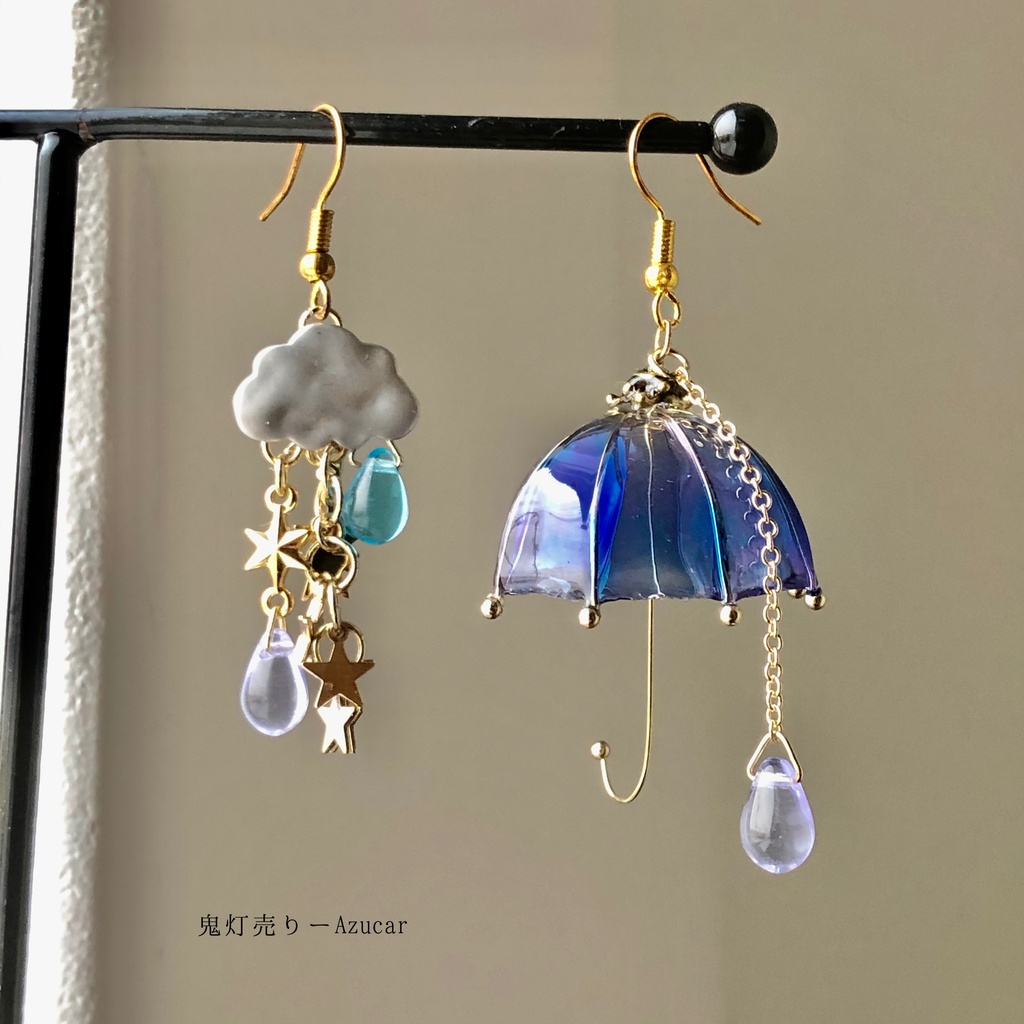 夜を護る傘。 雲と傘レジン 星屑と雫付き ピアス イヤリング