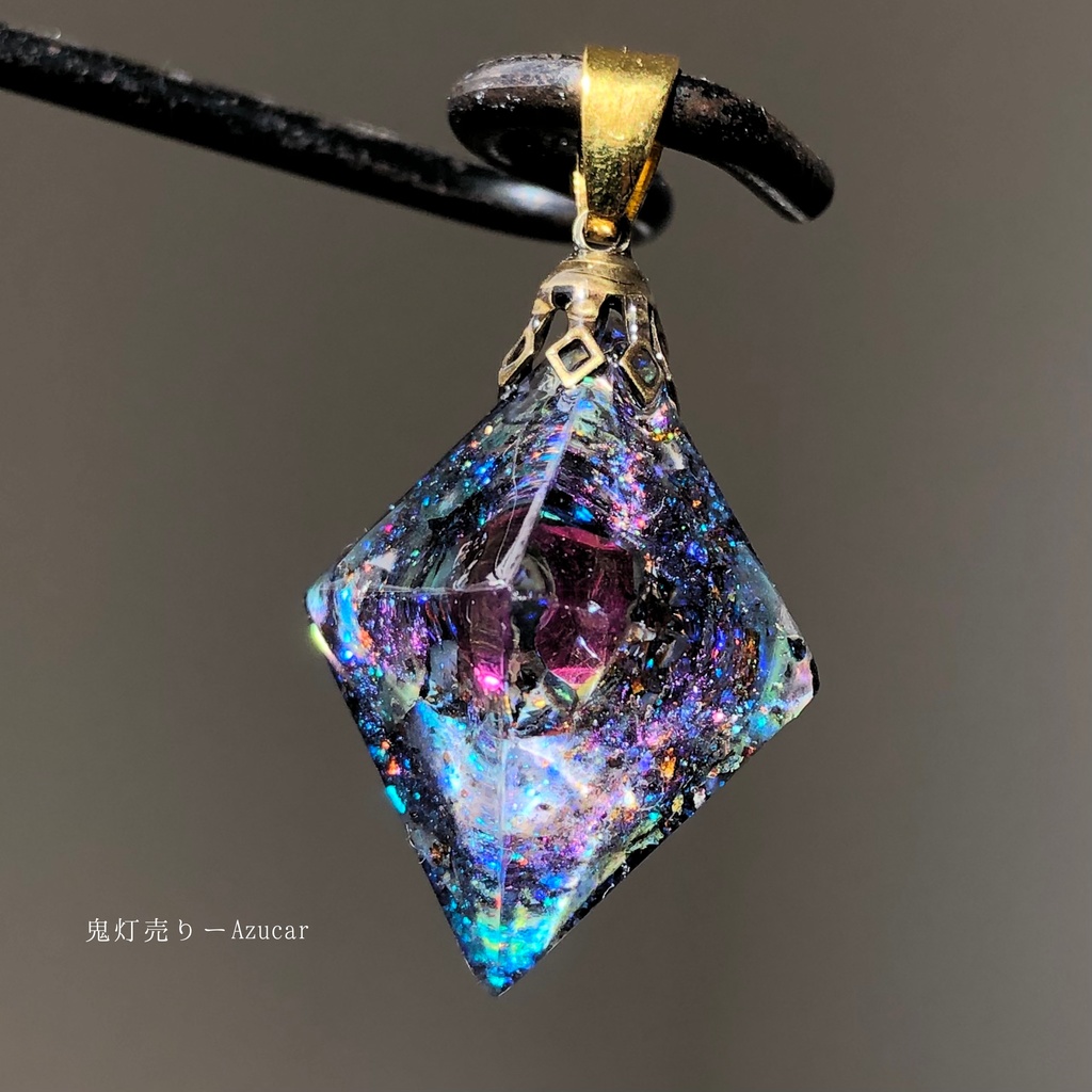 魔法世界への入り口。 オルゴナイト 8面体 宇宙レジン ネックレス
