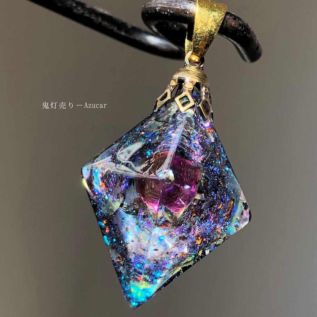 魔法世界への入り口。 オルゴナイト 8面体 宇宙レジン ネックレス