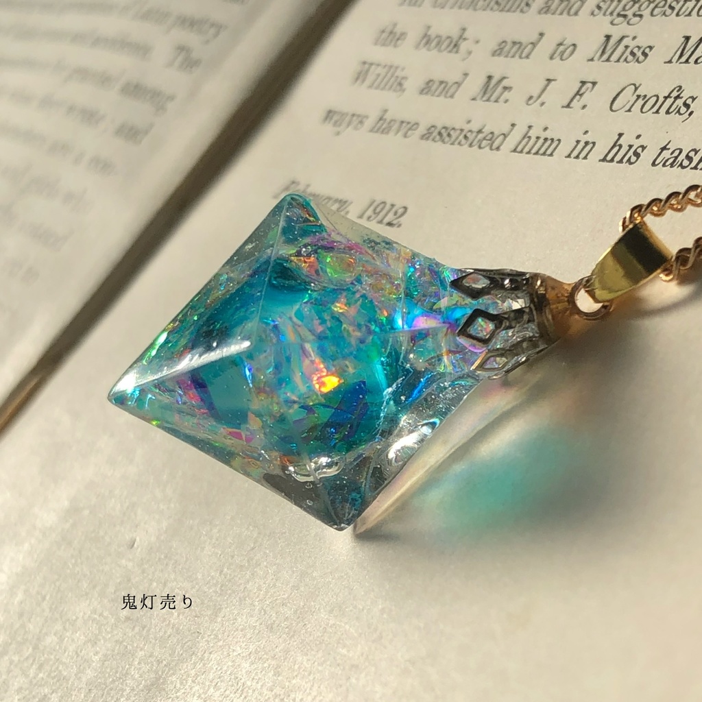 宝石の国のクリスタル。 8面体 琉球ガラス封入 フローライト ネックレス