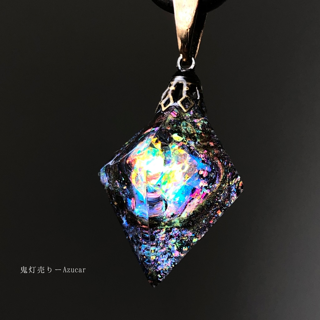 ブラックオパールの輝きを集めて。 オルゴナイト 八面体 宇宙レジン ネックレス