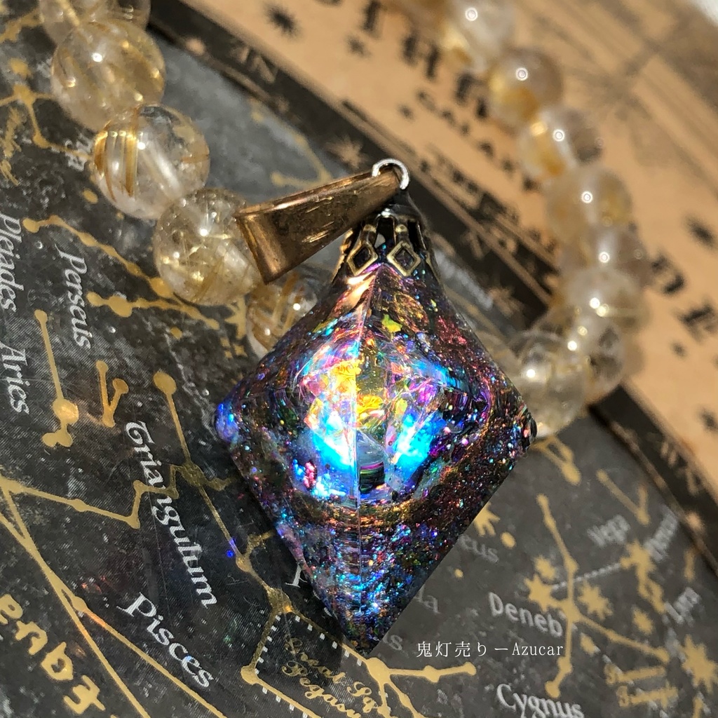 ブラックオパールの輝きを集めて。 オルゴナイト 八面体 宇宙レジン ネックレス