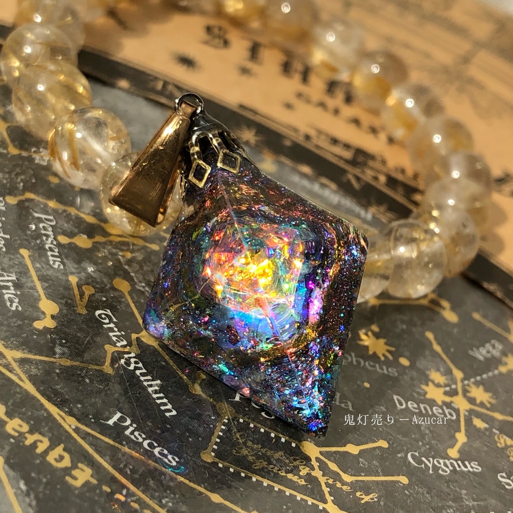 ブラックオパールの輝きを集めて。 オルゴナイト 八面体 宇宙レジン ネックレス