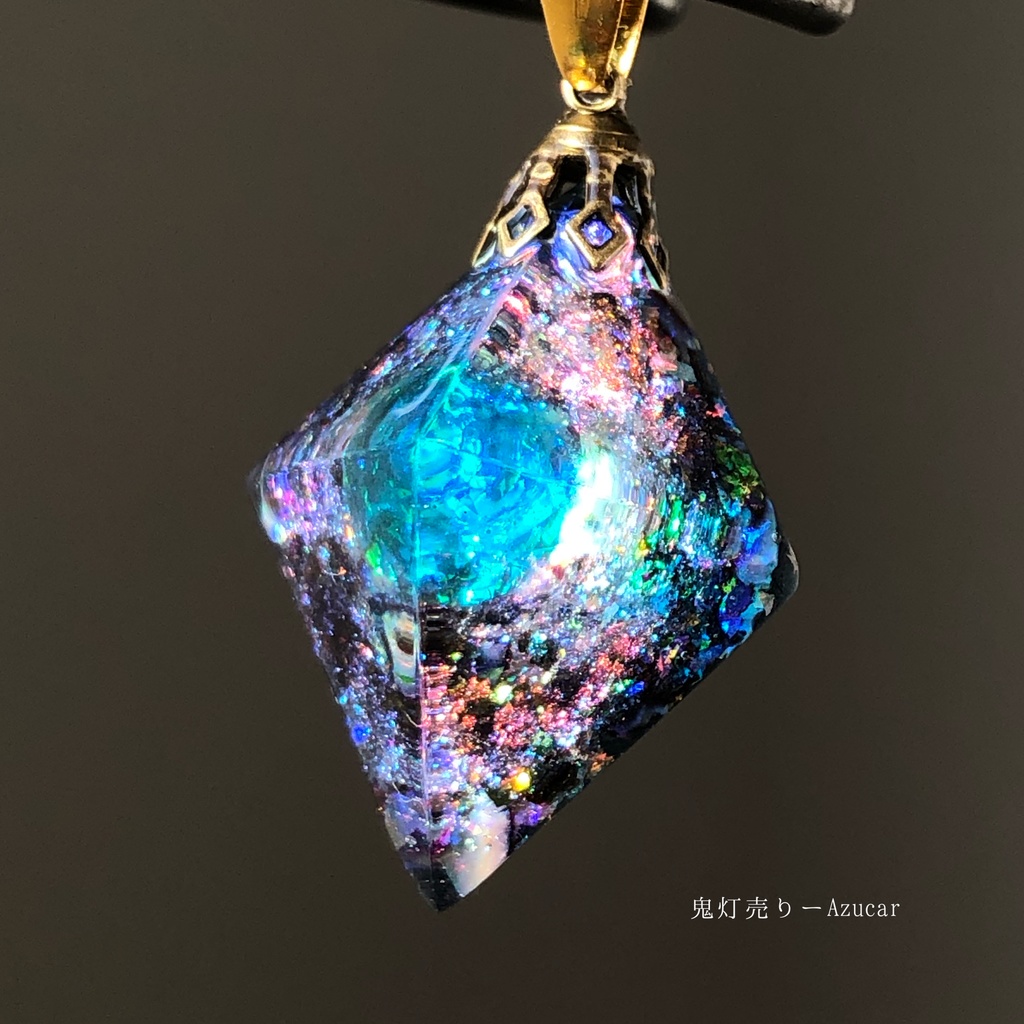 エメラルドの光を集めて。 オルゴナイト 宇宙レジン 八面体 ネックレス