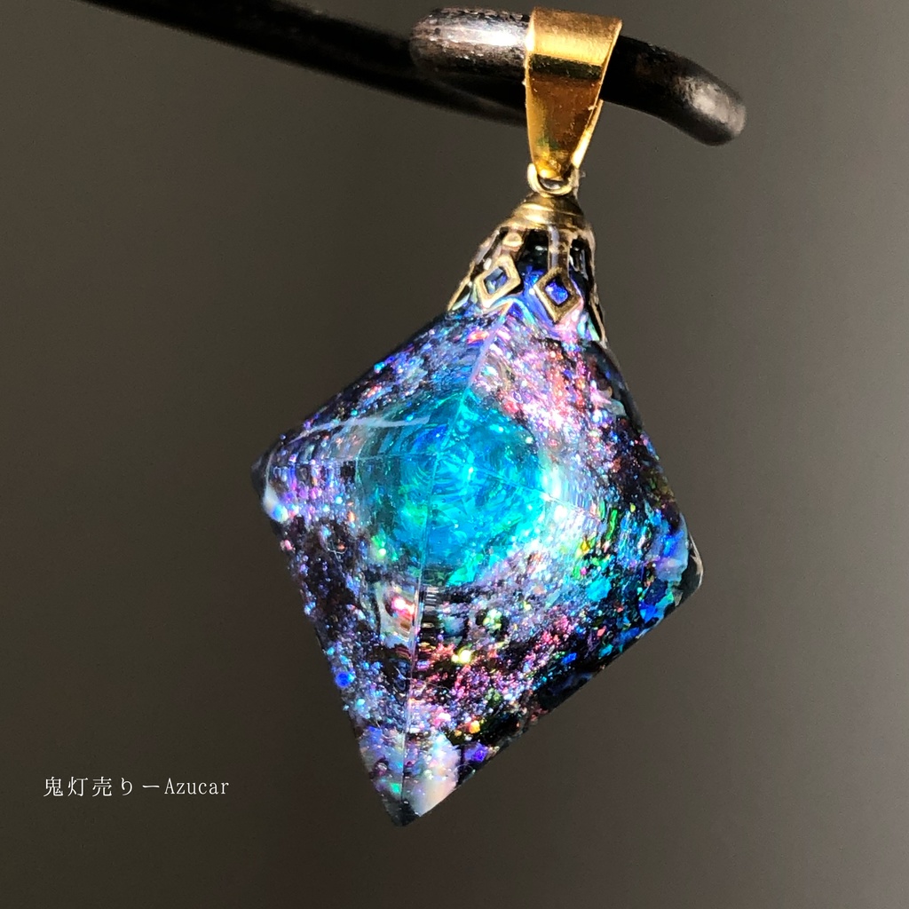 エメラルドの光を集めて。 オルゴナイト 宇宙レジン 八面体 ネックレス
