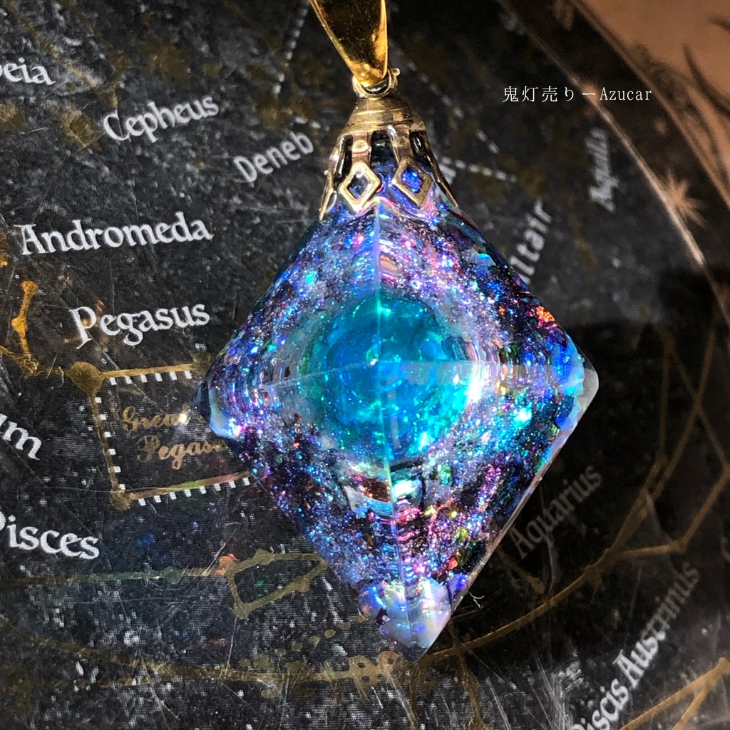 エメラルドの光を集めて。 オルゴナイト 宇宙レジン 八面体 ネックレス