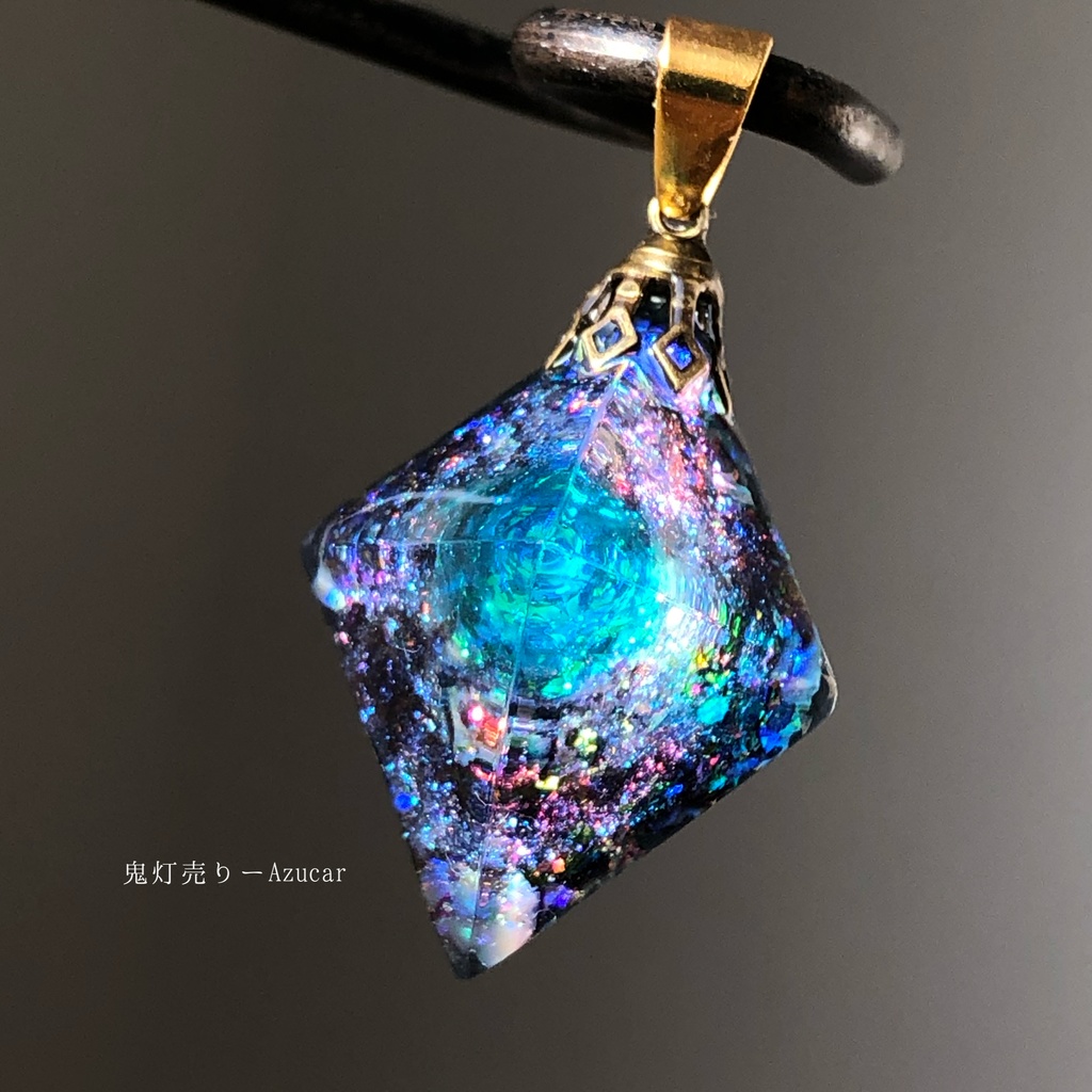 エメラルドの光を集めて。 オルゴナイト 宇宙レジン 八面体 ネックレス