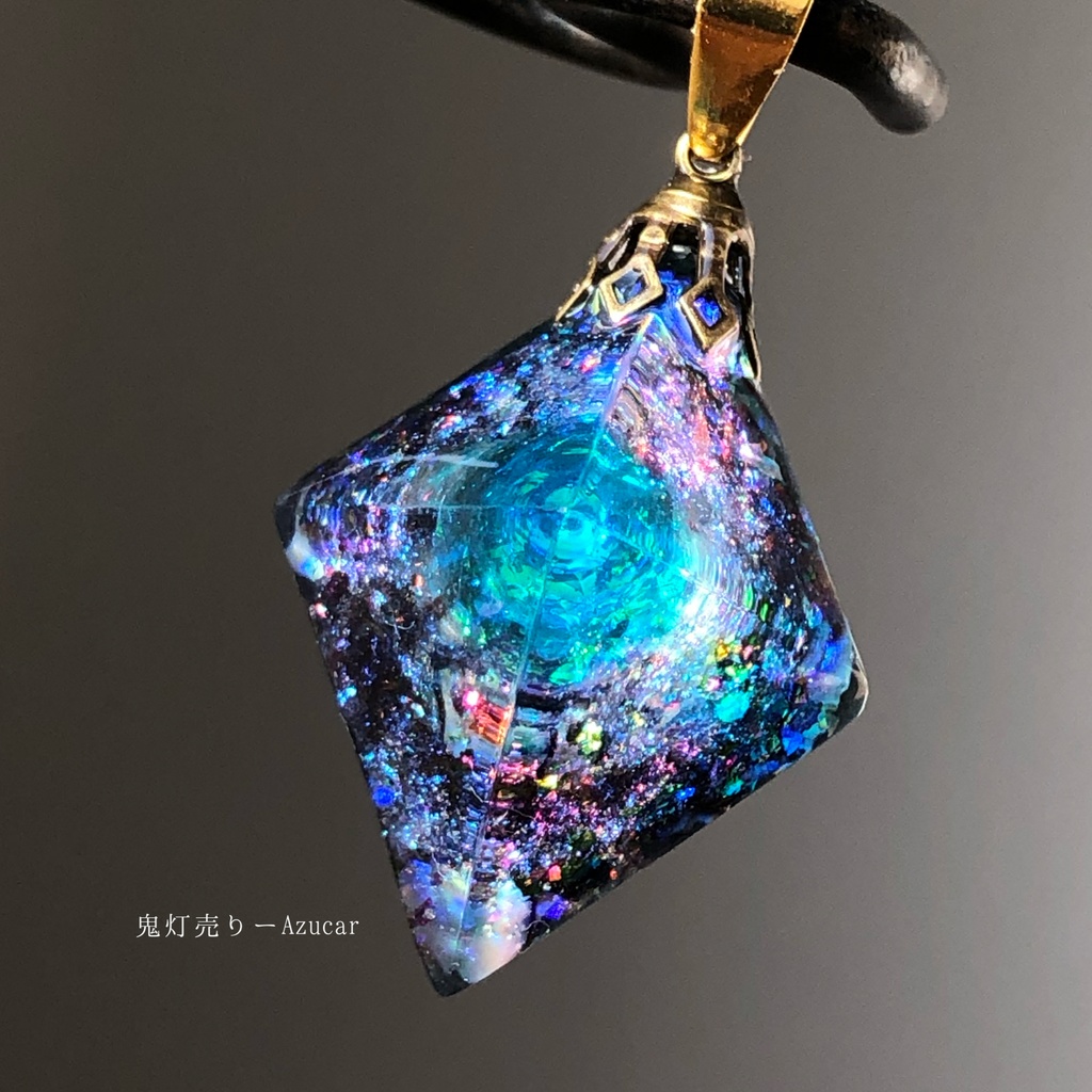 エメラルドの光を集めて。 オルゴナイト 宇宙レジン 八面体 ネックレス