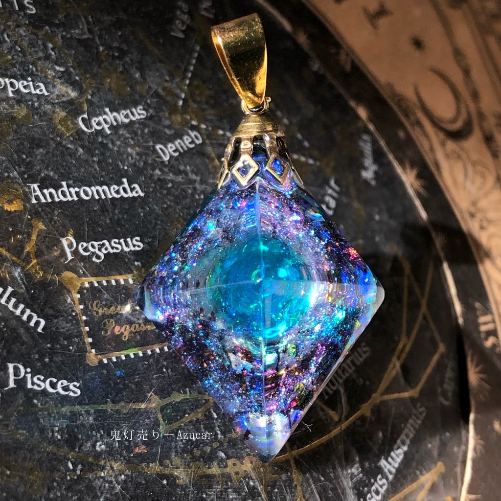 エメラルドの光を集めて。 オルゴナイト 宇宙レジン 八面体 ネックレス