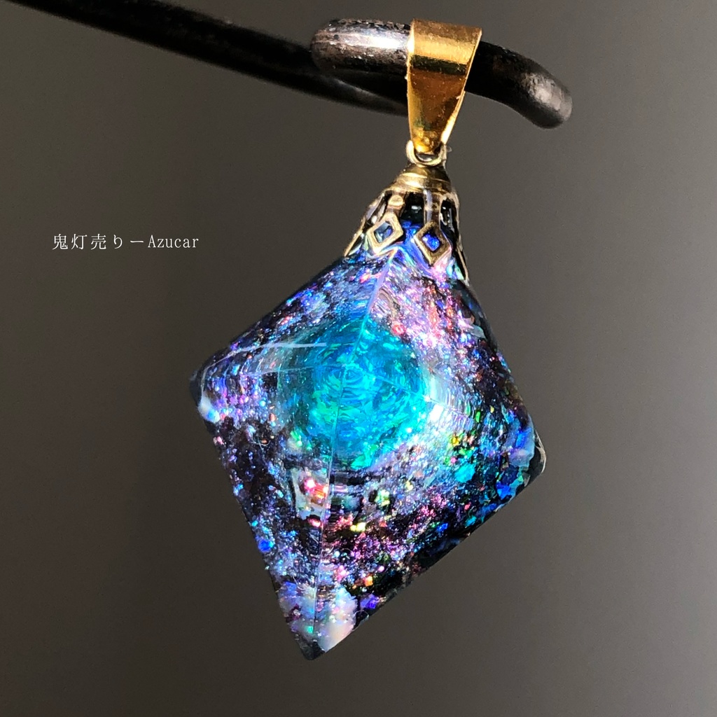 エメラルドの光を集めて。 オルゴナイト 宇宙レジン 八面体 ネックレス