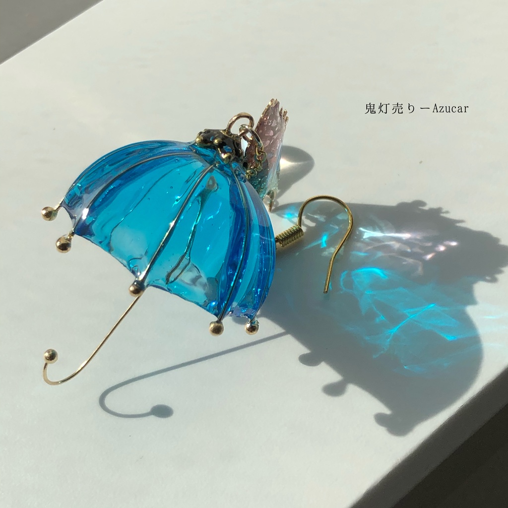 桜雨の雨宿り 鬼灯と傘レジン 蝶 色変化勿忘草 さくらの和装小物 ピアス イヤリング